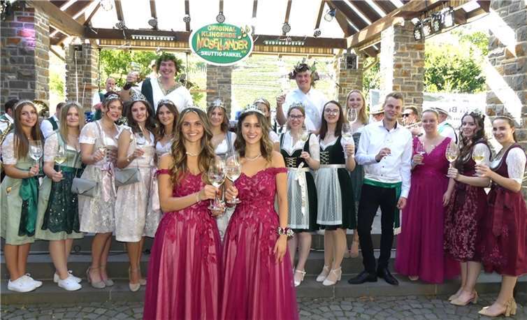 In Bruttig konnten die gastgebenden Weinmajestäten auch Weinregentinnen aus der Region willkommen heißen. Foto: TE