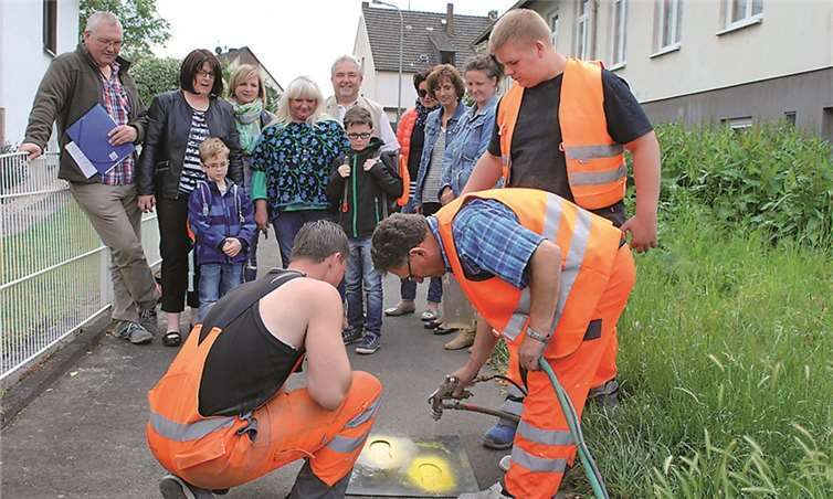 In Bubenheim empfehlen die „Gelben Füße“ unbefahrene Wege, um Gefahrenstellen bis zur Bushaltestelle zu umgehen. Die zwei Schulkinder besuchen die Grundschule in Rübenach. privat