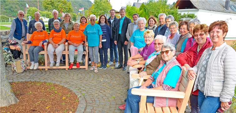 In Burgen übergaben Lea Bales (10.v.l.), Verantwortliche bei der Kreisverwaltung Mayen-Koblenz für das Projekt „Bewegung in die Dörfer“ und Michael Dötsch (12.v.l.), Kommunalbetreuer bei Innogy zwei Seniorenbänke an die Moselgemeinde. Foto: Kreisverwaltung/Morcinek