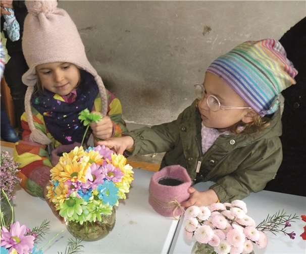 In Cimiotti´s Garten in der Obermendiger Schulstraße fand die Mitmach-Aktion „Steck Dein Blumentörtchen“ bei den Kindern großen Anklang.