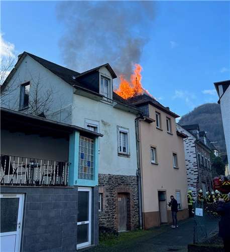 In Cochem-Sehl war es zu einem Dachstuhlbrand gekommen.  Foto: Polizei