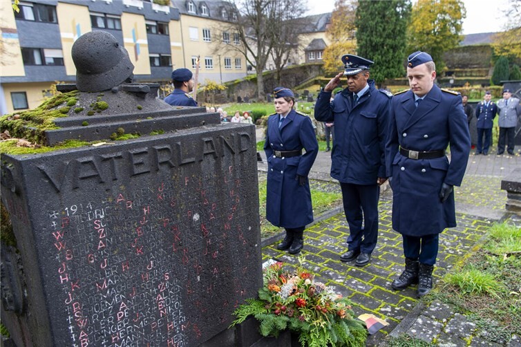 In Cochem fand an der Denkmalsanlage auf dem Friedhof eine Kranzniederlegung statt. Fotos: Hans Werner Rach