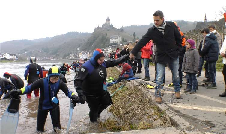 In Cochem landeten danndie Schwimmer wieder unversehrt an: Foto: cf