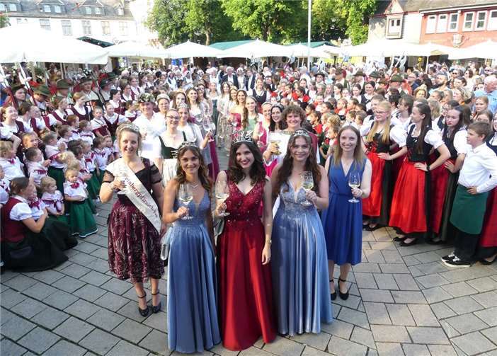 In Cochem startete einen Tag vor dem Fronleichnamsfest die traditionelle Moselweinwoche mit einem Festumzug. Fotos: TE