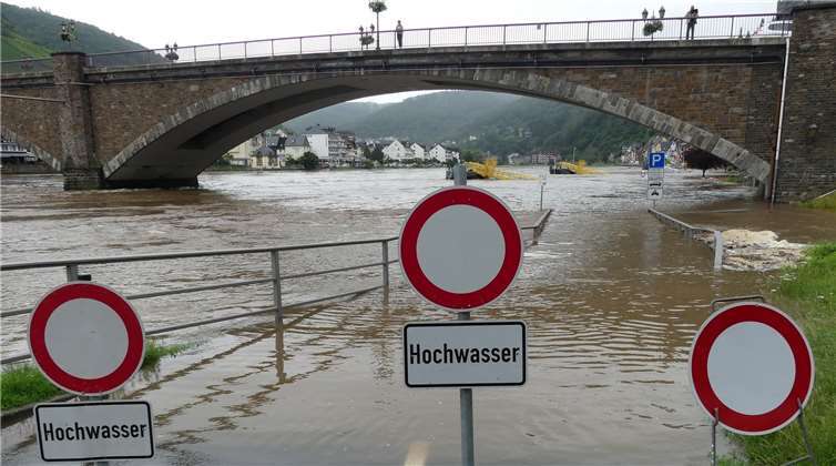 In Cochem steht der Uferbereich der Mosel bereits unter Wasser.Fotos: TE