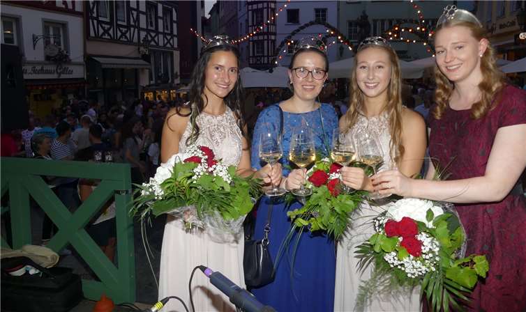 .In Cochem wurde Lisa II. (2.v.l.) zur neuen Weinkönigin gekrönt. Die Diademe der Weinprinzessinnen übernahmen Gina und Lorena. Moselweinkönigin Laura (re.) war Ehrengast. Fotos: TE