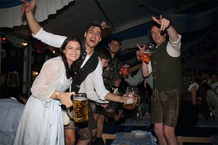 In Cochem wurde vor dem Halloweenspektakel traditionell ein zünftiges Oktoberfest mit vielen Hundert Besuchern gefeiert.