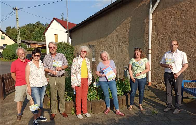 In Dattenberg hat sich mit Dina Gützkow bereits eine erste Patin gefunden. Ortsbürgermeister Stefan Betzing (rechts), Gabi Schäfer von der Stabstelle „Energie, Klima und Umwelt“ der Kreisverwaltung (2. von rechts) sowie Bürgern, die im „Arbeitskreis Grün“ der Ortsgemeinde Dattenberg aktiv sind, dankten ihr für ihr Engagement.Quelle: Kreisverwaltung