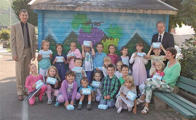 In Dernau freuten sich 21 Schulneulinge über Frühstücksdosen, die RWE-Kommunalbetreuer Michael Dötsch gemeinsam mit Bürgermeister Achim Haag überreichte.  Privat