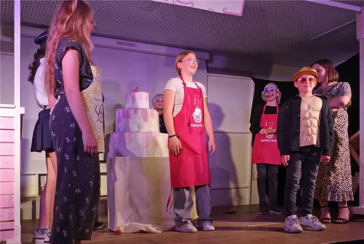In „Die kleine Horrorbäckerei“ präsentierte die Theater-AG der IGS-Maifeld kürzlich eine rabenschwarze Komödie voller Überraschungen. Fotos: privat