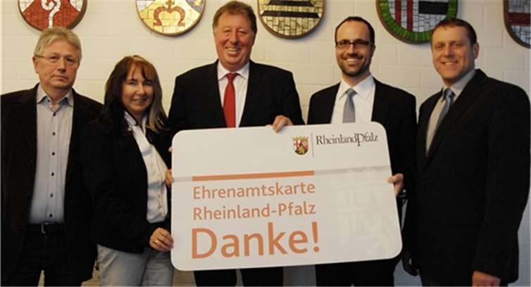 In Dierdorf gibt es Vergünstigungen für das Hallenbad Aquafit und den Minigolfplatz auf der Schlossweiher-Insel. Klaus Tannhäuser (von links) vom Verkehrs- und Verschönerungsverein, Judith Pittig (Aquafit), Bürgermeister Rasbach, Clemens Hoch (Staatskanzlei) und Markus Göbel (VG-Dierdorf) gaben den Startschuss für die Dankeschön-Aktion für Ehrenamtliche. KER