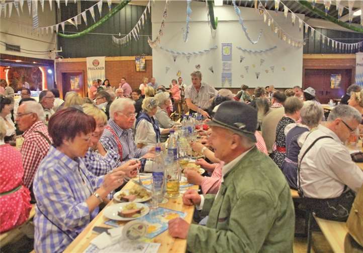 In Dirndl und Lederhose feierten die Oberdreeser ihr 2. Oktoberfest.
