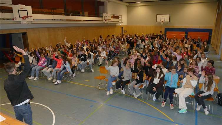 In Diskussionsrunden wurden Fragen geklärt, für Problemfelder sensibilisiert und praktische Anwendungen zur Mitgestaltung der Zukunft - wie z.B. eine schulinterne Kleiderbörse - besprochen.  Quelle: Schönstätter Marienschule