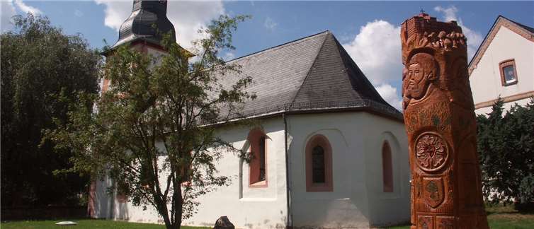 In Dornholzhausen befindet sich ein besonderes Denkmal für Martin Luther und die Reformation. Der Künstler Arne Wilhelm aus Bettendorf hat es im Jahr 2005 mit Motorsägen in den Stamm einer einst für Luther gepflanzten Linde geschnitzt. Privat