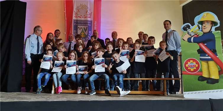 In Düngenheim wurde eine neue Bambini-Feuerwehr mit 30 Jungen und Mädchen aus der Taufe gehoben. Fotos: TE