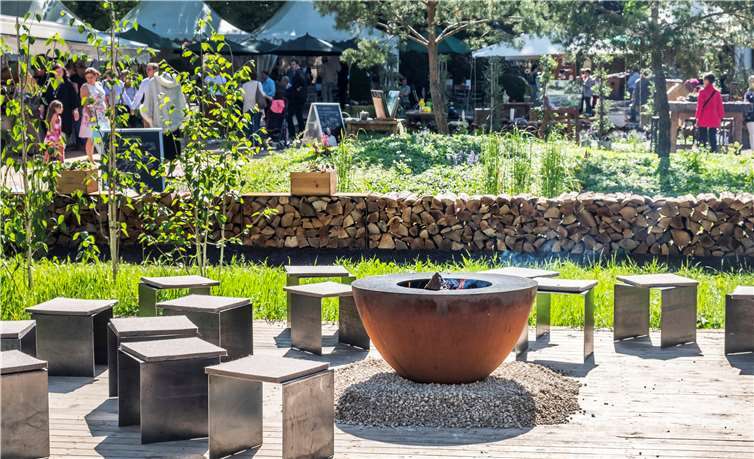 In Durchmessern von 95 bis 135 Zentimetern und Höhen von 25 cm bis zur zum Grillen im Stehen geeigneten Bauchhöhe stehen die original Feuerringe in vielfältigen Varianten zum Verkauf.Fotos: CEW