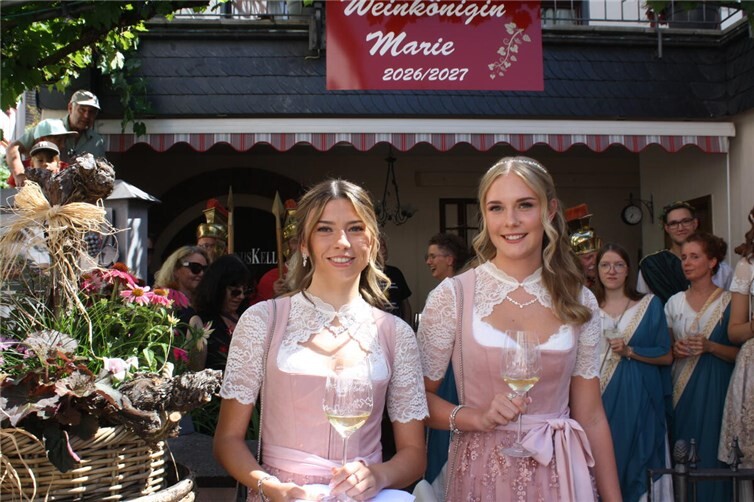 In Ediger-Eller haben Weinkönigin Marie (li.) und ihre Prinzessin Julia für die kommenden beiden Jahre die Weinregentschaft übernommen.