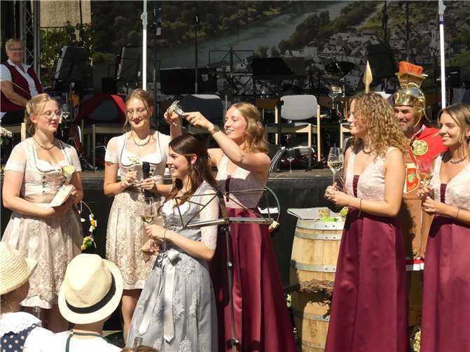 In Ediger-Eller krönte die scheidende Weinkönigin Anna I. ihre Nachfolgerin Charlotte I. mit der heimischen Weinkrone. Fotos: TE