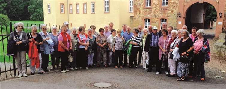 In Eicks machte die Gruppe halt zur geselligen Einkehr in der Zehntscheune nahe dem Schloss. privat