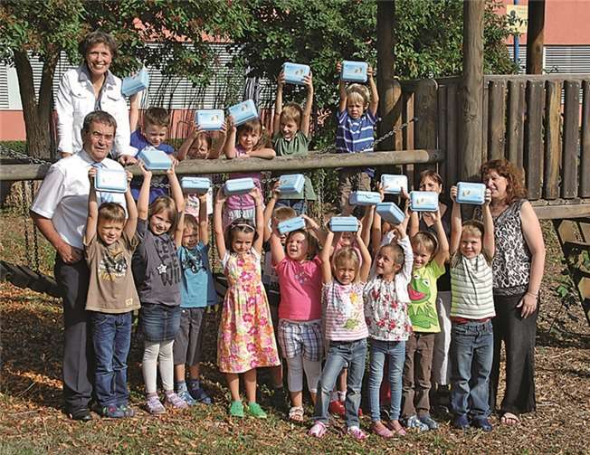 In Ellenz-Poltersdorf freuten sich 17 Schulneulinge über Frühstücksdosen, die RWE-Kommunalbetreuerin Beatrix Ziegler gemeinsam mit Verbandsbürgermeister Helmut Probst überreichte.privat