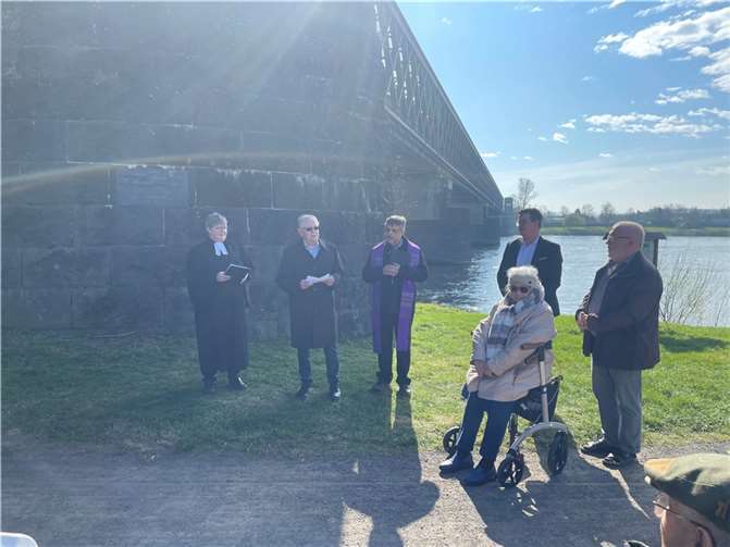 In Engers wurde der Opfer der Brückensprengung vor 79 Jahren gedacht.  Foto: Lutz Jean Keßler