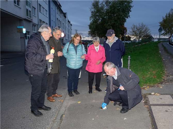 In Erinnerung an Ernst Albert Wolf (1921 - 1942) und Walter Hübinger (1910 - 1941) reinigten die Altstädter zusammen mit Anwohnern der Weisser Gasse die dortigen beiden Stolpersteine.  Foto: Hermann Schäfer