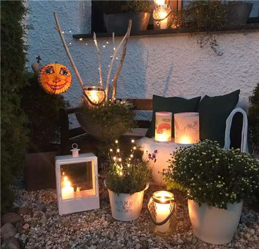 In Erinnerung an den heiligen Martin, der seinen Mantel geteilt hat, bittet der Interessenkreis alle kleinen und großen Menschen unter dem Motto „Wir teilen unser Licht“, am Martinsabend (11.11.2020) ab 18 Uhr, die Wohnungen/Häuser/Balkone/Gärten mit Kerzen und Lichtern und gebastelten Martinslaternen zu schmücken.Foto: privat