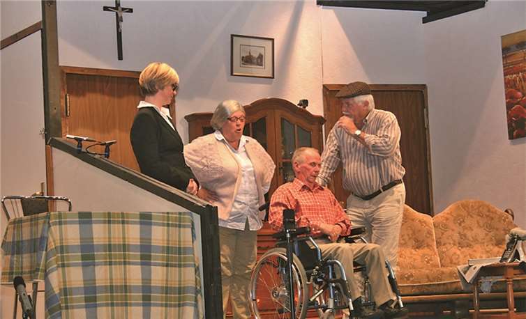 In Erklärungsnot kommen (von rechts) Karl-Heinz Schmucker (Alfred Scharren-bach) und Otto Kaiser (Egon Adams) gegenüber Elfriede Kaiser (Melanie Decker) und Claudia Schreiner vom Medizinischen Dienst (Rita Friedrich).