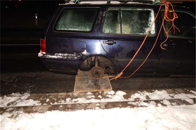 In Ermangelung eines Ersatzrades wurde ein Rollbrett montiert. Polizeipräsidium Koblenz