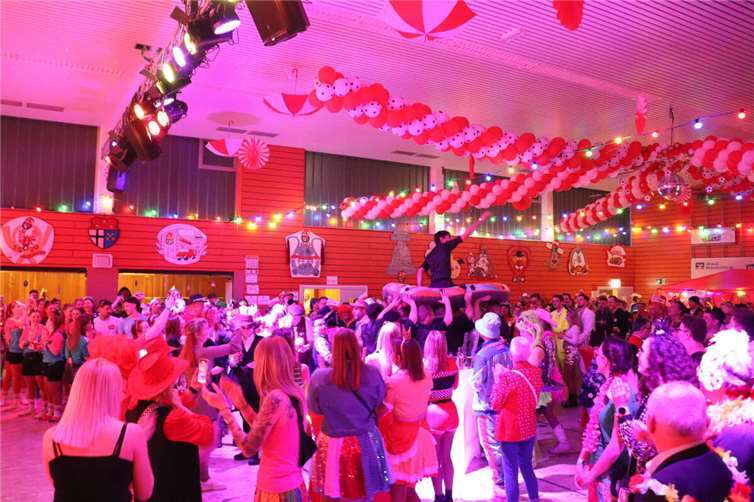 In Erpels Narrentempel wurde bei herausragender Stimmung ausgelassen gefeiert.  Foto: Lea Marie Warnke
