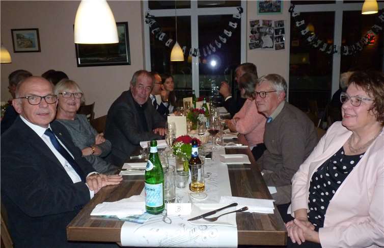 In Erwartung des nächsten Gangs lauschten die Gäste den Vortragenden.