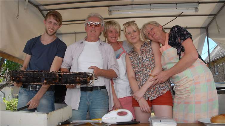 In Ettersdorf servierten die Helfer des Vereinsrings den Gästen 80 Kilogramm Spießbraten vom umgebauten Hähnchengrill.
