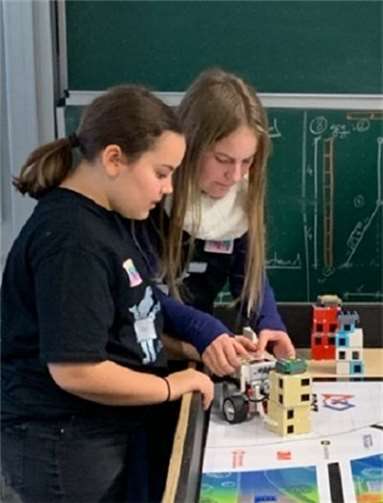 In Experimenten werden die Schülerinnen an das Thema herangeführt.