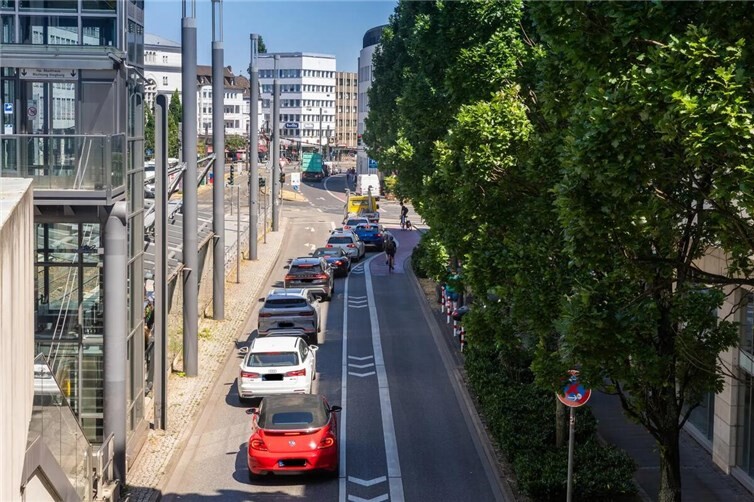 In Fahrtrichtung Kennedybrücke werden auf der Straße Berliner Platz und in Verlängerung auf einem Teil der Oxfordstraße ab 3. August zwei Kfz-Spuren gelb markiert.
