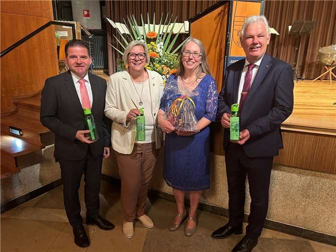 In Feierstimmung, von links: Bürgermeister Holger Jung (Vorsitzender des VHS-Zweckverbandes Voreifel), Petra Kalkbrenner (Vorsteherin des VHS-Zweckverbandes Voreifel), Claudia Metzen (Leiterin der Musikschule im VHS-Zweckverband Voreifel) und Stefan Raetz (Ehrenbürger der Stadt Rheinbach). Foto: Stadt Meckenheim