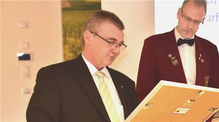 In Form einer Urkunde überreichte Landrat Dr. Saftig (li.) den Kulturförderpreis an Volker Montermann.