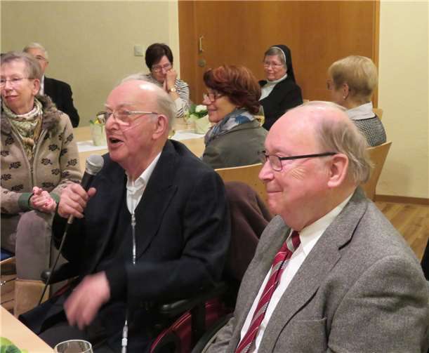 In Freundschaft verbunden: Pastor Günther Schmidt (mit Mikro) und Pfarrer i.R. Helmut Cordes, die Gründungsväter der Kirchlichen Sozialstation und der Hospizbewegung Andernach-Pellenz.