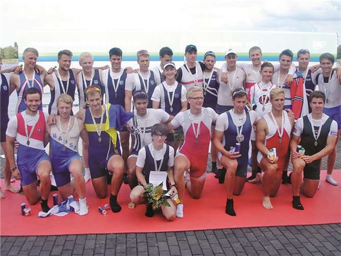 In Front Steuermann Jonas Wiesen mit seiner siegreichen Achtermannschaft, dem „Deutschlandachter“ U23.