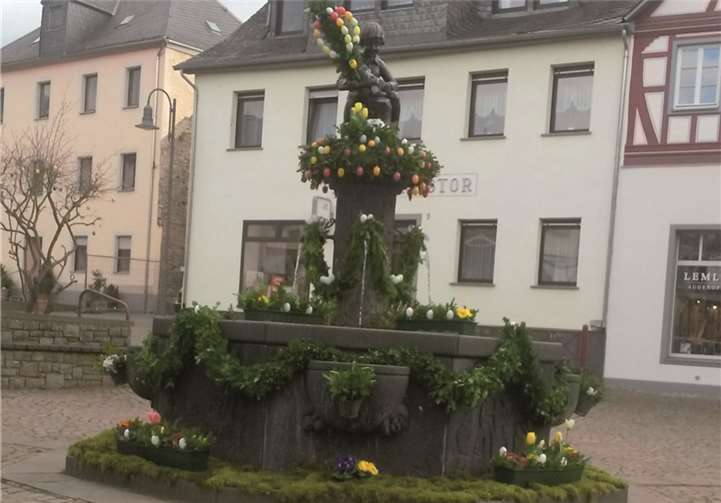In Frühlingsfarben gekleidet erstrahlt der Heckedotz-Brunnen in Treis.MT