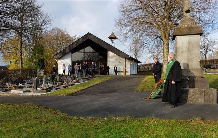 In Gedenken an die Gefallenen der beiden Weltkriege wurde ein Kranz am Denkmal niedergelegt.Quelle: Ortsgemeinde Goddert