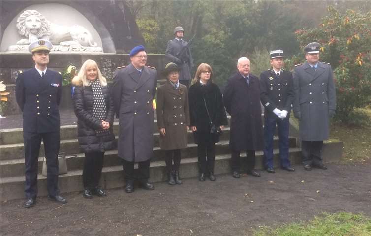 In Gedenken an die Opfer: D Dr. Margit Theis-Scholz (2. von links), Generalarzt Dr. Stefan Kowitz (3. von links), Pascale Trimbach (4. von links), Bettina Hörter (4. von rechts), General a. D. Francois Somerlat (3. von rechts).Foto: Stadt Koblenz