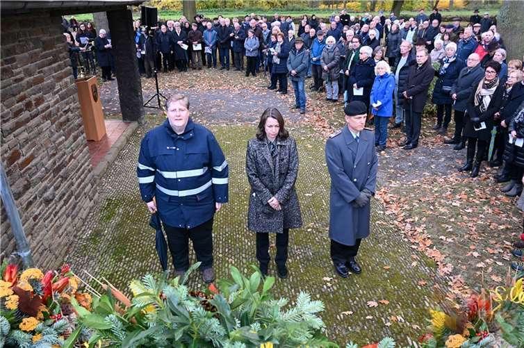 In Gedenken an die Opfer der Kriege werden Trauerkränze durch die Landesregierung, die Bundeswehr, die Stadt Sinzig, den Sozialverband VdK sowie den Volksbund Deutscher Kriegsgräberfürsorge e. V. niedergelegt.
