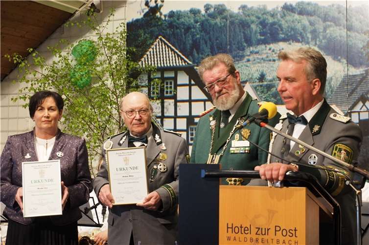 In Gegenwart des 1. Brudermeisters Thomas Over verlieh Bundeschützenmeister Emil Vogt das Silberne Verdienstkreuz des Bundes der Historischen Deutschen Schützen an Monika Over und Norbert Weber.  Foto: Jürgen Dietz