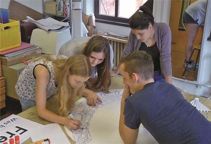 In Gemeinschaftsarbeit entstand das neue Kunstwerk.  Privat