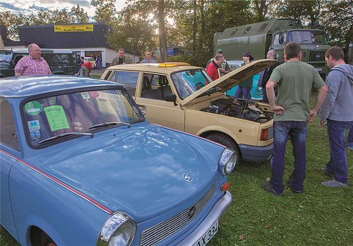 In Grüppchen standen Teilnehmer und Besucher um die Fahrzeuge und fachsimpelten.