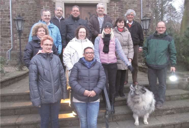 In Gruppen gehen die Bürger mehrmals gemeinsam durch den Ort und schauen nach dem Rechten. privat