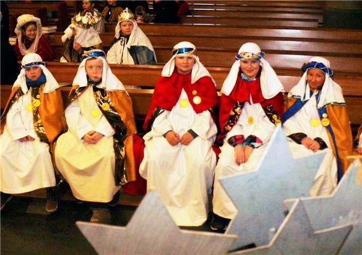 In Gruppen machten sich die Kinder auf den Weg in die Häuser.