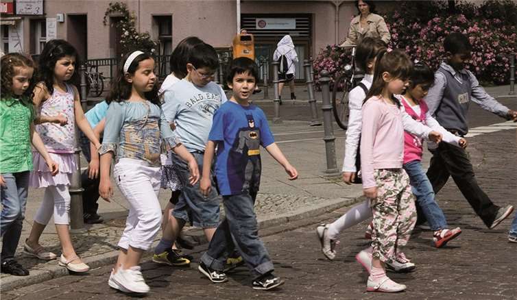 In Gruppen sind Kinder besser für andere Verkehrsteilnehmerinnen und Verkehrsteilnehmer wahrzunehmen. privat