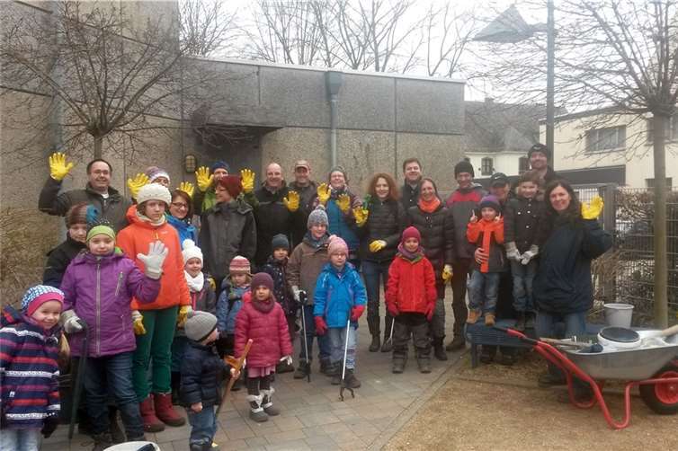 In Gruppen zogen die Helfer durch die Goldgrube und befreiten Spielplätze, Grünflächen und Straßenränder von Müll. privat