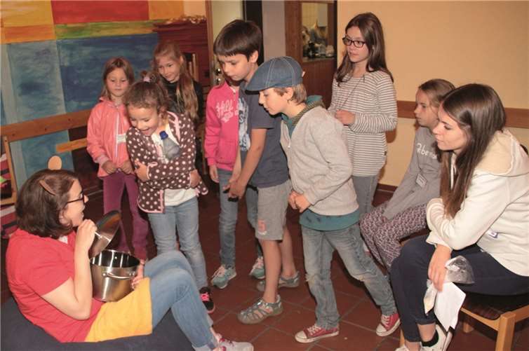 In Gruppenspielen waren Sportlichkeit, Geschicklichkeit, Teamfähigkeit und Kombinationsvermögen gefragt - Ziel war es, die Zutaten für den Zaubertrank zu finden.